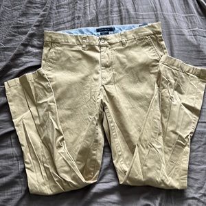 Men’s Tommy Hilfiger khaki pants.